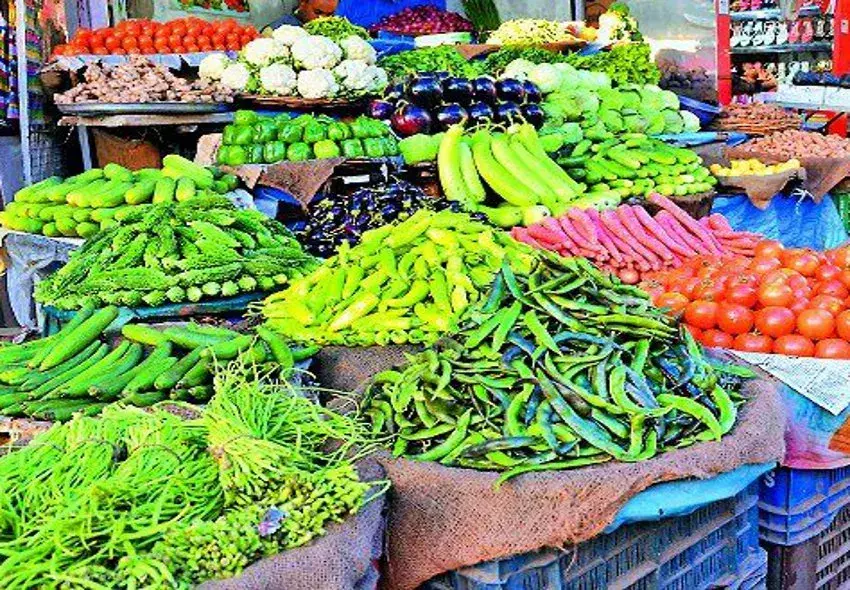 सब्जियां धड़ाम क्यों हुई धड़ाम? थोक में 2 रुपए किलो टमाटर, फूल व पत्ता गोभी के खरीदार नहीं