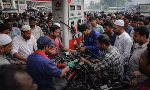 मिडिल ईस्ट तनाव का बांग्लादेश पर गहर असर! कच्चे तेल की हो रही किल्लत, फ्यूल की शॉर्टेज से पेट्रोल पंप बंद