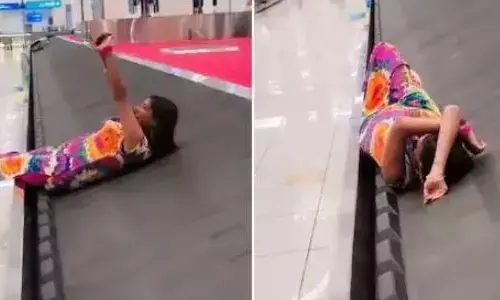 एयरपोर्ट में हुई अजीबोगरीब हरकत, कन्वेयर बेल्ट पर रील्स शूट करने लेटी महिला, आसपास खड़े लोग भी रह गए दंग