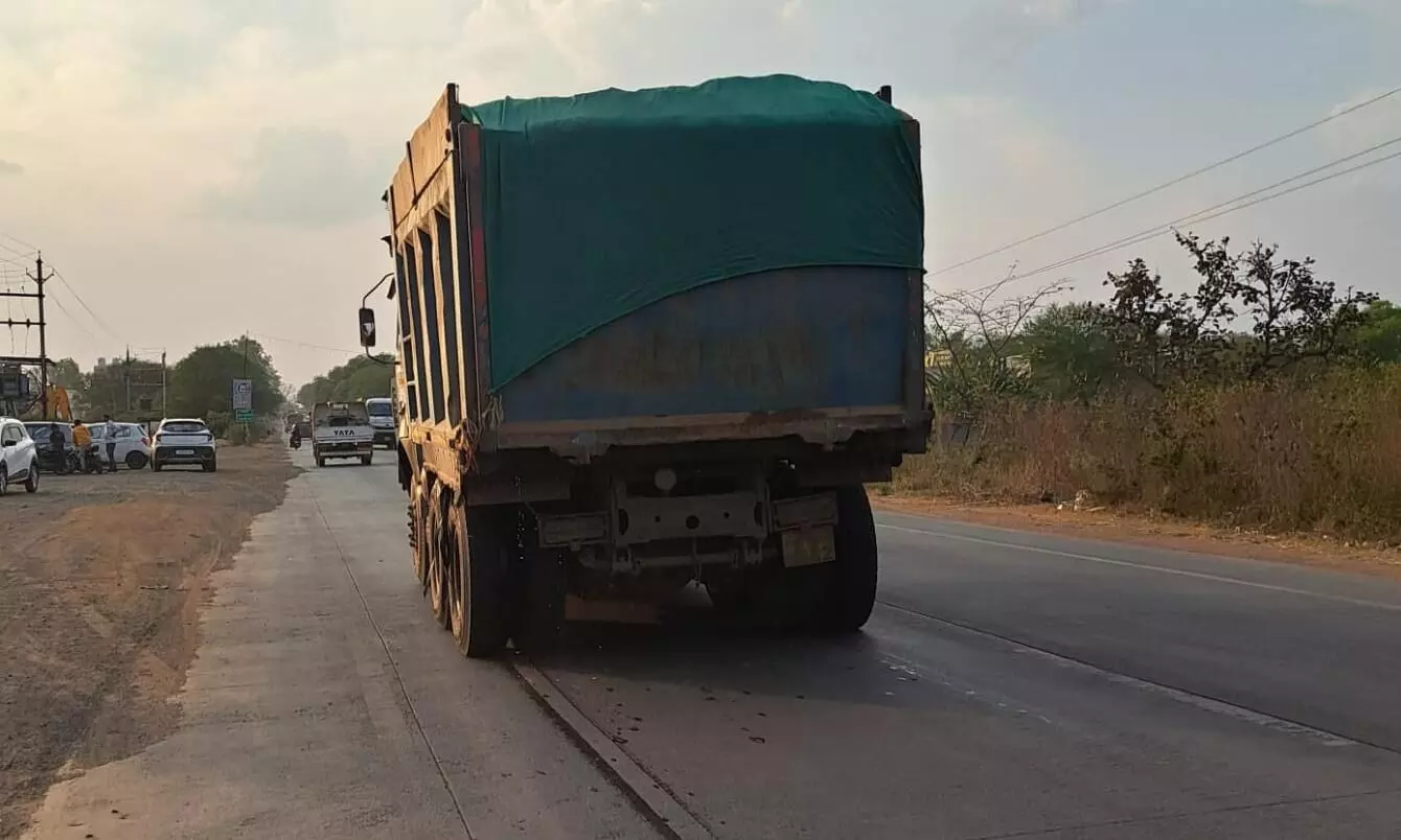 परिवहन में मनमानी, पटरा लगाकर रेत की ओवरलोडिंग पर भी कार्रवाई नहीं परिवहन में मनमानी, पटरा लगाकर रेत की ओवरलोडिंग पर भी कार्रवाई नहीं
