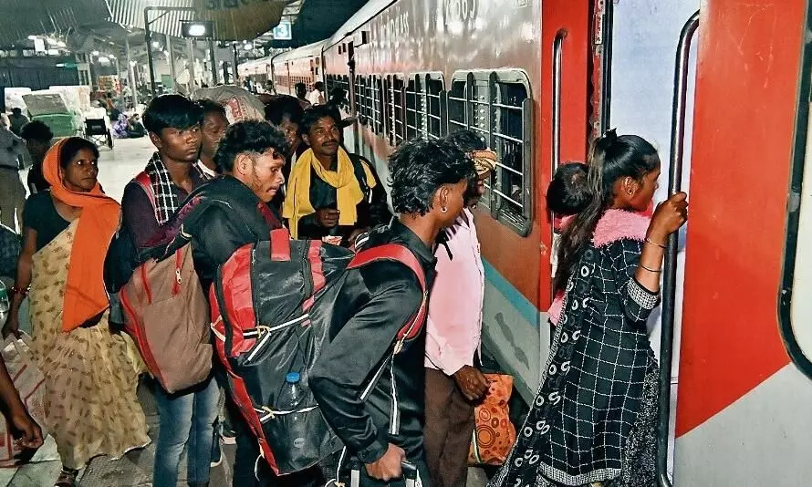 रेलवे स्टेशन में फिर पानी की किल्लत बिना पानी के ट्रेनें रवाना, यात्री परेशान रेलवे स्टेशन में फिर पानी की किल्लत बिना पानी के ट्रेनें रवाना, यात्री परेशान