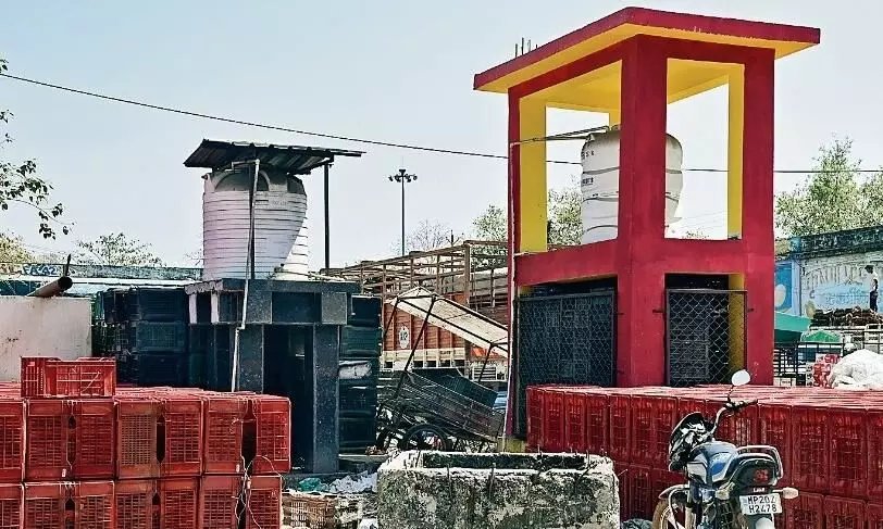 55 एकड़ की मंडी में सिर्फ दो टाॅयलेट, पीने का पानी तो हाथ धोने लायक नहीं 55 एकड़ की मंडी में सिर्फ दो टाॅयलेट, पीने का पानी तो हाथ धोने लायक नहीं