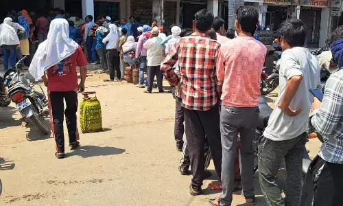 कलेक्टर ने कहा-सिलेंडर की होम डिलेवरी कराएं, अगले ही दिन एजेंसी के सामने कतार