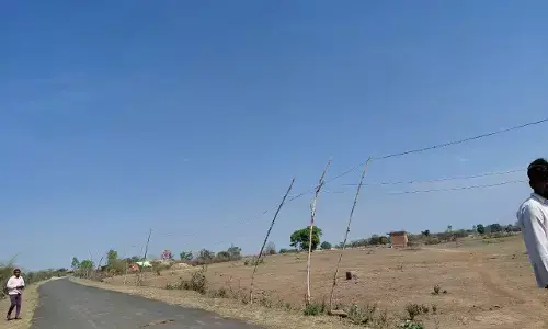 वर्षों से बिजली अव्यवस्था का दंश झेल रहा कूड़ा गांव, सोमवार को करेंट लगने से हुई है महिला की मौत