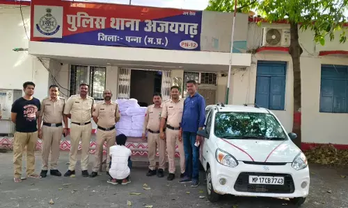 अजयगढ पुलिस ने कार से ले जाई जा रही देशी-विदेशी शराब की बरामद, दो के विरूद्ध मामला दर्ज एक गिरफ्तार, अवैध परिवहन पर कार को भी किया जब्त