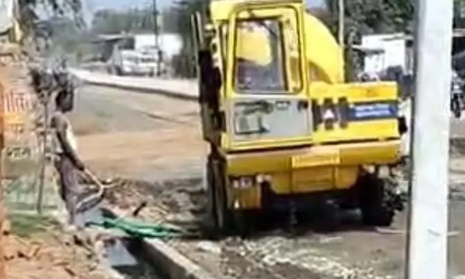 रैपुरा में 4.67 करोड़ की सीसी सडक़ निर्माण पर सवाल, नाली के गंदे पानी से कंक्रीट बनाने का वीडियो वायरल रैपुरा में 4.67 करोड़ की सीसी सडक़ निर्माण पर सवाल, नाली के गंदे पानी से कंक्रीट बनाने का वीडियो वायरल