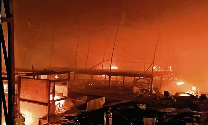 एडवेंचर फन पार्क में लगी भीषण आग शेड तोड़ा तब घुस पाई फायर ब्रिगेड एडवेंचर फन पार्क में लगी भीषण आग शेड तोड़ा तब घुस पाई फायर ब्रिगेड