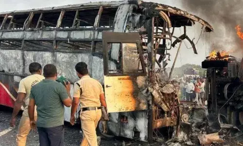 आंध्र प्रदेश में बस -लॉरी के बीच जोरदार भिड़ंत, 13 लोगों की मौत कई घायल, हादसे में जली बस आंध्र प्रदेश में बस -लॉरी के बीच जोरदार भिड़ंत, 13 लोगों की मौत कई घायल, हादसे में जली बस