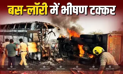 आंध्र प्रदेश में बस -लॉरी के बीच जोरदार भिड़ंत, 13 लोगों की मौत कई घायल, हादसे में जली बस