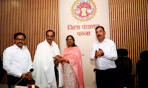 जपं सीईओ को कलेक्टर ने उत्कृष्ट कार्यों के लिए किया सम्मानित