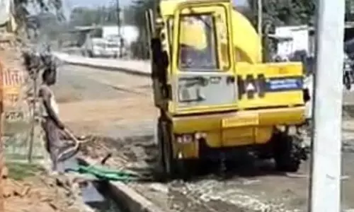 रैपुरा में 4.67 करोड़ की सीसी सडक़ निर्माण पर सवाल, नाली के गंदे पानी से कंक्रीट बनाने का वीडियो वायरल