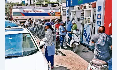 एलपीजी के साथ अब पेट्रोल की सप्लाई भी लड़खड़ाई, एक दर्जन पंपों में नहीं मिला पेट्रोल
