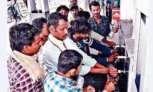 स्टेशन पर लगे नल पानी की जगह उगल रहे थे हवा, व्यवस्था न होने से बढ़ी परेशानी