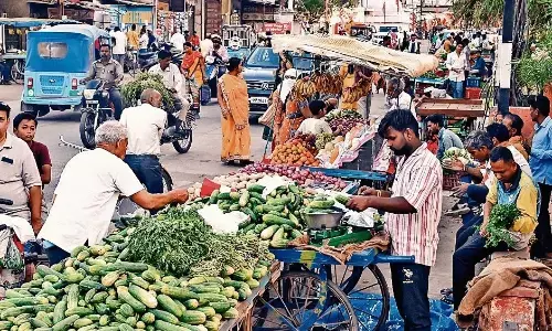 इमरती तालाब के पास सड़क पर ही लगने लगा बाजार, लोगों की आफत