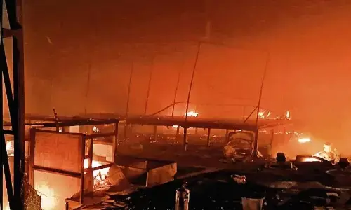 एडवेंचर फन पार्क में लगी भीषण आग शेड तोड़ा तब घुस पाई फायर ब्रिगेड