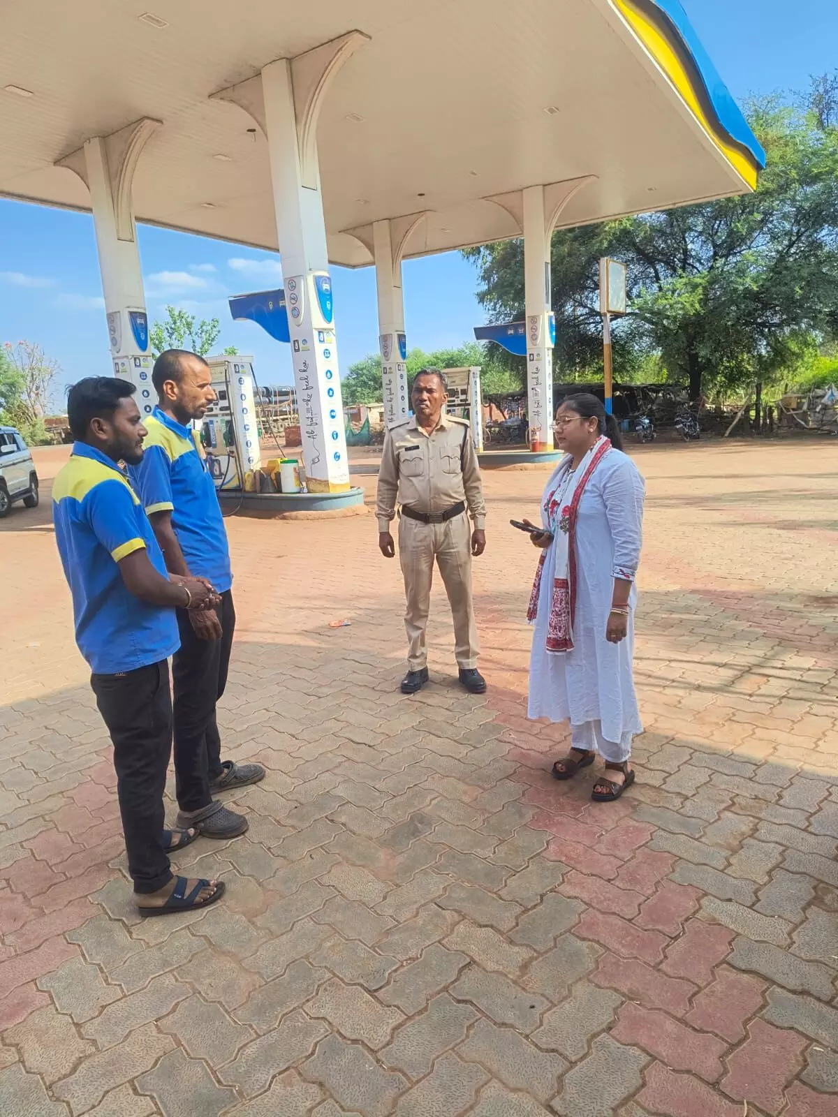 शाहनगर तहसीलदार ने पेट्रोल पम्पों का किया औचक निरीक्षण शाहनगर तहसीलदार ने पेट्रोल पम्पों का किया औचक निरीक्षण