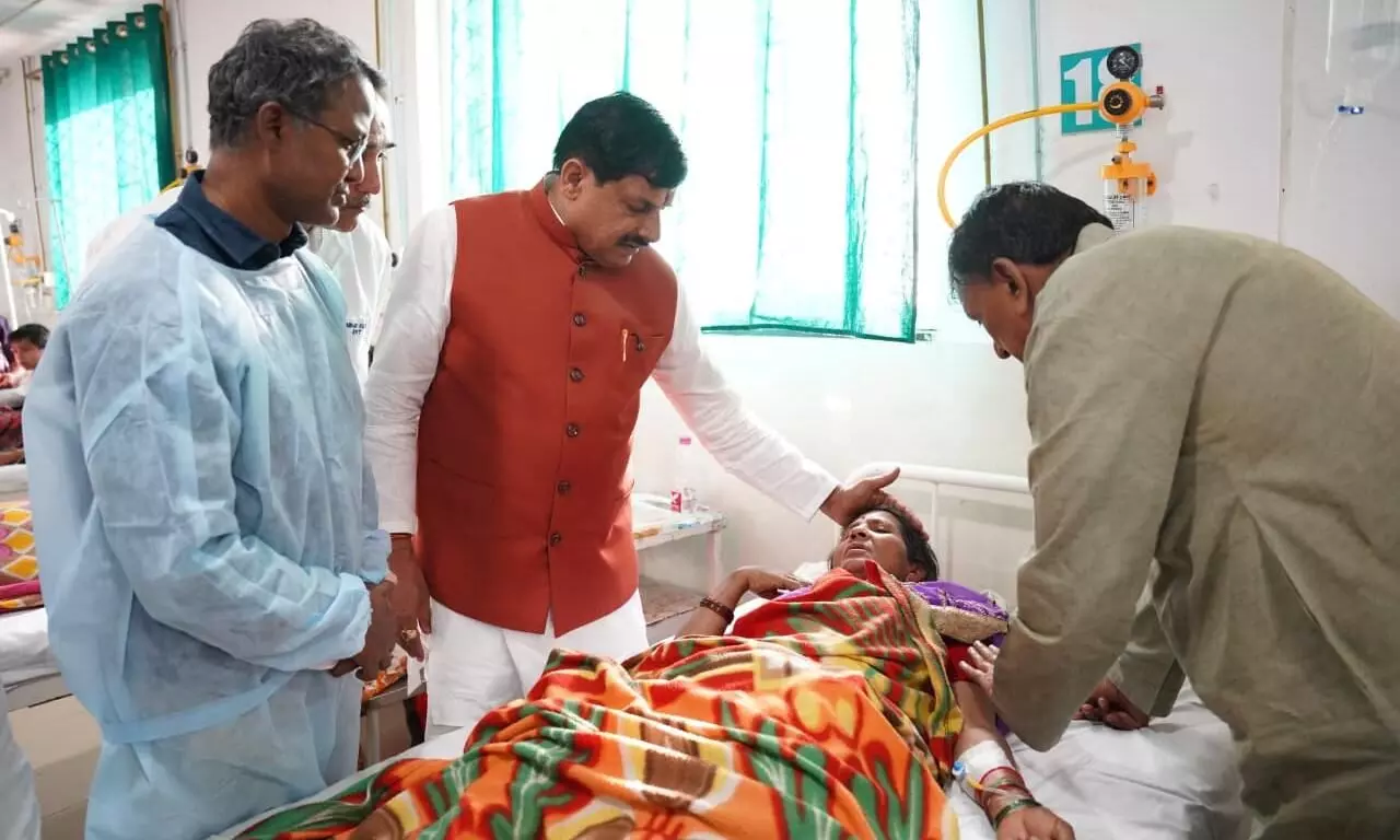 दिल्ली से सीधे छिंदवाड़ा पहुंचे मुख्यमंत्री डॉ. यादव, मृतकों के परिजनों से की मुलाकात दिल्ली से सीधे छिंदवाड़ा पहुंचे मुख्यमंत्री डॉ. यादव, मृतकों के परिजनों से की मुलाकात