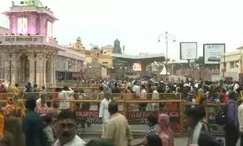 चैत्र नवरात्रि की महानवमी और राम नवमी के मौके पर मंदिरों में पूजा-अर्चना को लेकर उमड़ी भक्तों की भीड़