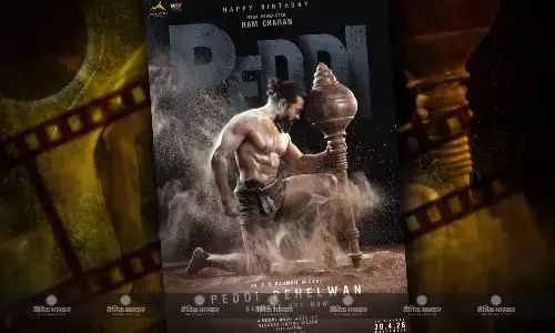 जन्मदिन के मौके पर फिल्म ‘पेद्दी’ से रिलीज हुआ राम चरण का नया लुक, कुश्ती में हाथ आजमाते नजर आए ‘पेद्दी पहलवान’