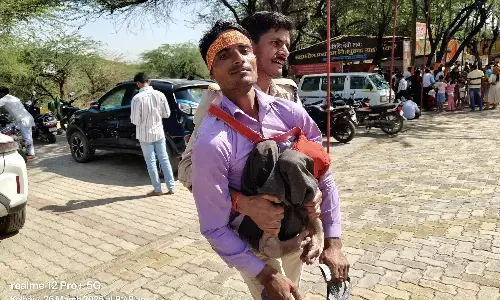 दिव्यांग यात्री को कांस्टेबल ने गोद में उठाकर कराए मां शारदा के दर्शन