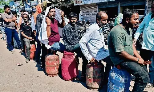 काॅमर्शियल सिलेंडरों के नियम तो बने, डिलीवरी अभी शुरू नहीं