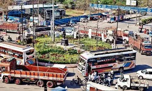 दावे हवा-हवाई, सड़क पर ही बसें खड़ी करके बैठा रहे सवारी, इधर खाली पड़ा यात्री प्रतीक्षालय