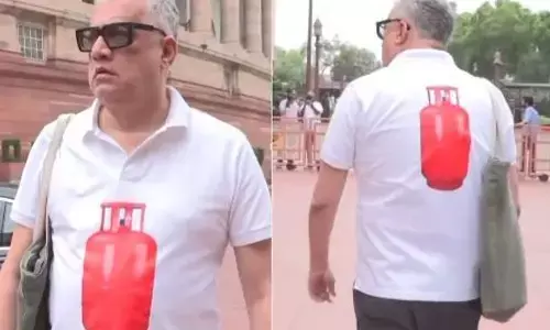 संसद में सिलेंडर वाली टी-शर्ट पहनकर पहुंचे TMC सांसद, अखिलेश यादव ने वीडियो पोस्ट कर केंद्र सरकार पर साधा निशाना संसद में सिलेंडर वाली टी-शर्ट पहनकर पहुंचे TMC सांसद, अखिलेश यादव ने वीडियो पोस्ट कर केंद्र सरकार पर साधा निशाना