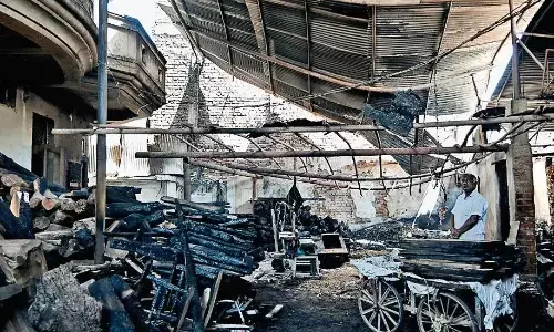 अधारताल के फर्नीचर कारखानों में लगी भीषण आग, फर्नीचर और रॉ मटेरियल जलकर खाक