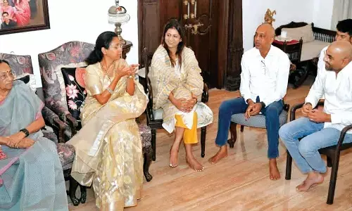 सुप्रिया सुले ने मेघे परिवार को दी सांत्वना, दिवंगत नेता के निवास पर जाकर उन्हें श्रद्धांजलि अर्पित की