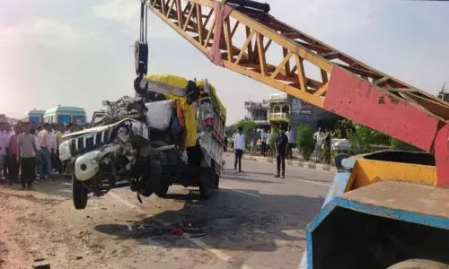 एक तेज रफ्तार मिनी ट्रक अनियंत्रित होकर ट्राले में घुसा, मौके पर मची चीख-पुकार, 8 लोगों की मौत, अन्य 17 घायल