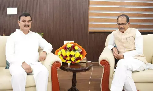 महाराष्ट्र के कृषि मंत्री भरणे ने शिवराज से मुलाकात की, किसानों के हितों से जुड़े मुद्दों पर हुई चर्चा महाराष्ट्र के कृषि मंत्री भरणे ने शिवराज से मुलाकात की, किसानों के हितों से जुड़े मुद्दों पर हुई चर्चा