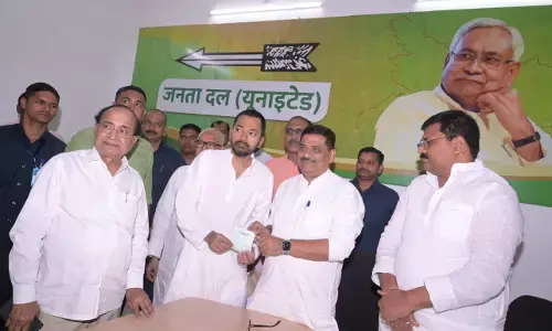 बिहार सीएम नीतीश कुमार के राज्यसभा जाने से JDU में हलचल तेज, लगातार बेटे निशांत कुमार पहुंच रहे पार्टी ऑफिस बिहार सीएम नीतीश कुमार के राज्यसभा जाने से JDU में हलचल तेज, लगातार बेटे निशांत कुमार पहुंच रहे पार्टी ऑफिस