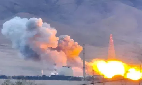 अमेरिका और इजरायल ने ईरान के न्यूक्लियर प्लांट पर किया बड़ा हमला! इलाके में दिखाई दिया काले रंग का गुब्बार