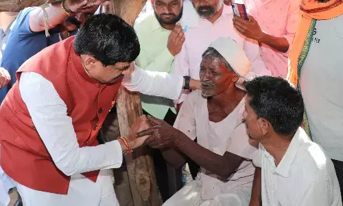 सड़क दुर्घटना में मृतकों के परिजनों से मिले सीएम