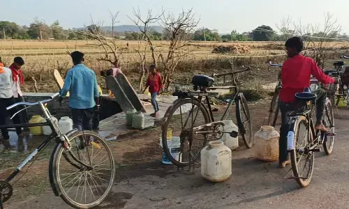 पंचायत मुख्यालय के ग्राम बरहोंकुदकपुर में गहराया जल संकट, गांव में स्थापित चार में से दो हैण्डपम्प खराब, दो में न के बराबर निकल रहा है पानी