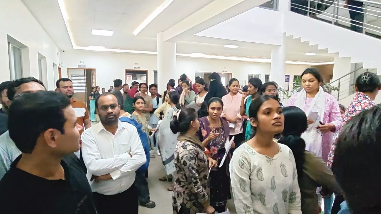 फिर सर्वर फेल, सैकड़ों छात्र नहीं दे पाए परीक्षा, वैनगंगा इंजीनियरिंग कॉलेज केंद्र रद्द फिर सर्वर फेल, सैकड़ों छात्र नहीं दे पाए परीक्षा, वैनगंगा इंजीनियरिंग कॉलेज केंद्र रद्द