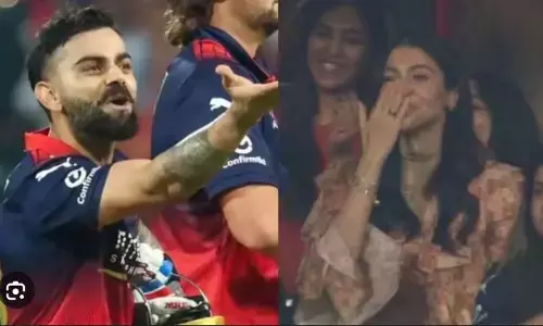 मैंच जीतने के बाद विराट कोहली ने दी फ्लाइंग किस तो शर्माने लगीं एक्ट्रेस अनुष्का शर्मा, वायरल हुआ वीडियो