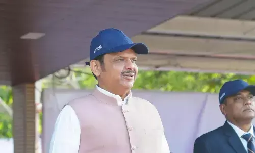 फडणवीस ने कहा - पेट्रोल - डीजल को लेकर अफवाह फैलानेवालों पर कार्रवाई शुरु, पंपों पर लगी थी कतारें