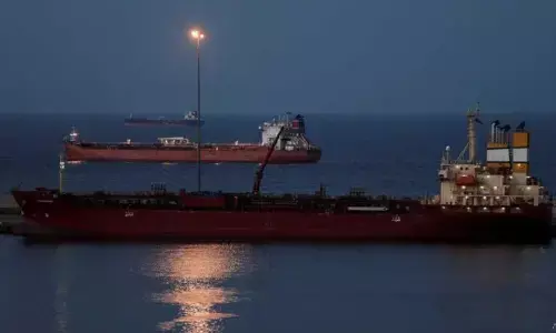 स्ट्रेट ऑफ होर्मुज में संघर्ष के बीच चीन के दो बड़े जहाजों ने रास्ता किया पार, ईरान से इजाजत मिलने के बाद भी ले लिया था यू-टर्न?