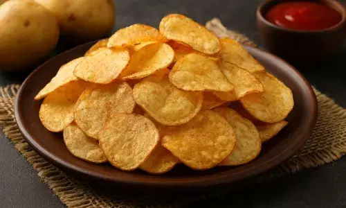 मार्केट जैसे क्रंची चिप्स बनाना बेहद आसान, अब सेहत से नहीं कोई कॉम्प्रोमाइज मार्केट जैसे क्रंची चिप्स बनाना बेहद आसान, अब सेहत से नहीं कोई कॉम्प्रोमाइज