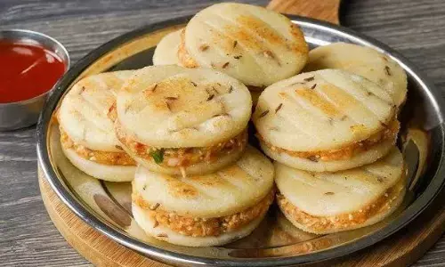 बच्चे कर रहे हैं बर्गर खाने की जिद? तो उन्हें खिलाएं खास बिना मैदा और आटे का बर्गर, यहां देखें खास रेसिपी और सामग्री बच्चे कर रहे हैं बर्गर खाने की जिद? तो उन्हें खिलाएं खास बिना मैदा और आटे का बर्गर, यहां देखें खास रेसिपी और सामग्री