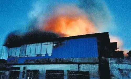 म्यूजिक पैलेस, कपड़े के कारखाने व गोदाम में लगी भीषण आग