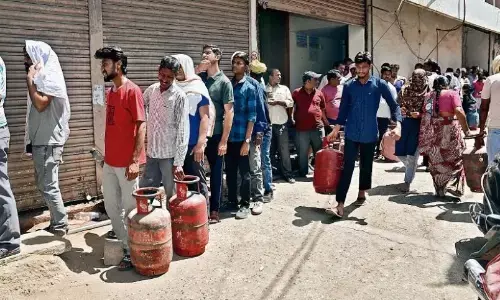 एजेंसी से सिलेंडर लेने 12 बजे तक का समय निर्धारित, हॉकरों के भरोसे नहीं मिल रही गैस