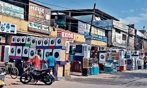 दुकानों के बाहर सड़क तक पसरा सजावट का सामान, निकलना मुश्किल