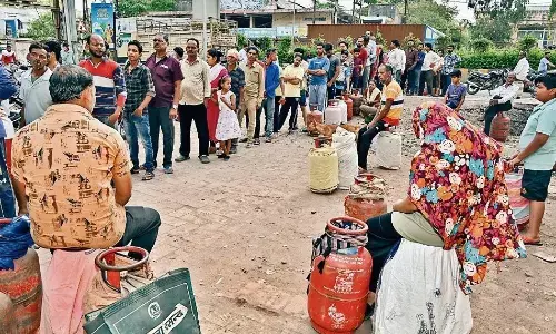 हॉकरों से घर-घर सिलेंडर पहुंचाने से मिल सकती है उपभोक्ताओं को राहत