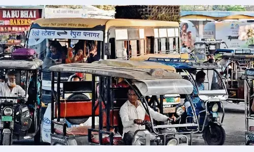 ऑटो, ई-रिक्शा की अवैध पार्किंग ने बिगाड़ी व्यवस्थित चौराहे की तस्वीर, लोग हो रहे त्रस्त