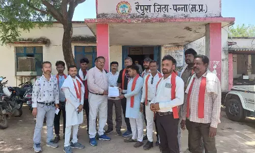 पवई में अंग्रेजी शराब दुकान को स्थानांतरित किये जाने एसडीएम को सौंपा ज्ञापन