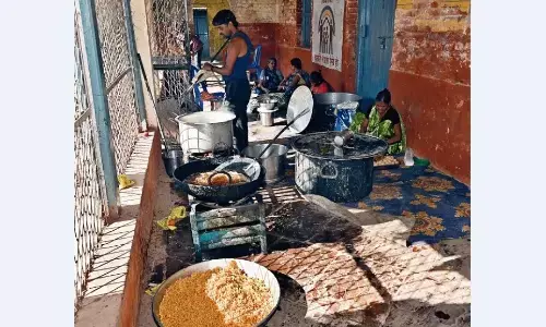 जहां होगी पढ़ाई उसी जगह को बना दिया भंडारे की रसोई