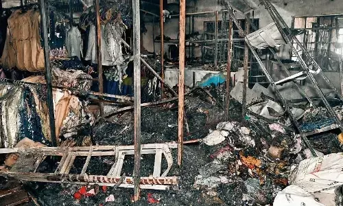 आठ घंटे की मशक्कत के बाद आग पर पाया काबू, सुबह फिर धुआं उठते ही मचा हड़कंप