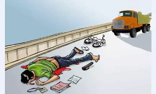 पहले डिवाइडर उसके बाद रेलिंग से जा टकराया बाइक चला रहा युवक, इलाज से पहले गई जान